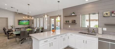 Jääkaappi, mikroaaltouuni, uuni, liesi