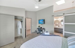 3 habitaciones, escritorio, tabla de planchar con plancha y cunas