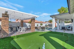 Outdoor dining - Ultimate Getaway with a Heated Pool, Basement Games, close to Downtown Gilbert! (Gilbert)