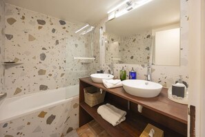 Een haardroger, toiletpapier