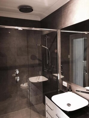 Bathtub, hair dryer, towels, soap - NO LONGER AVAILABLE- waiting for website to archive listing unfortunately  (Tarragindi)