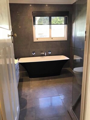 Vasca, asciugacapelli, asciugamani, sapone