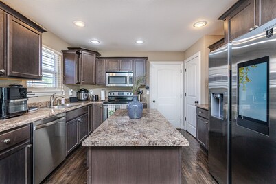 It's a Gem ! Comfy Hideaway for R & R ~ King Bed !