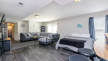 4 makuuhuonetta, silitysrauta/-lauta, ilmainen Wi-Fi, vuodevaatteet