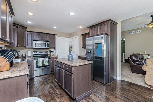 It's a Gem ! Comfy Hideaway for R & R ~ King Bed !