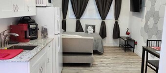 Private studio with working space, in Lake Worth Beach