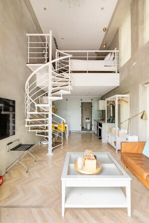 Decoración personalizada, muebles diferentes y escritorio 