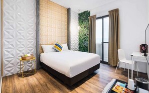 Deluxe Double or Twin Room | Individually decorated, individually furnished, desk, laptop workspace
