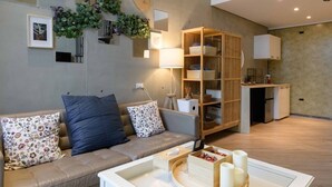 Ein modernes Wohnzimmer mit Sofa, Couchtisch und Holzschrank.