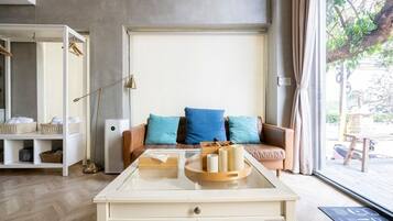 Premium Quadruple Room | Individually decorated, individually furnished, desk, laptop workspace