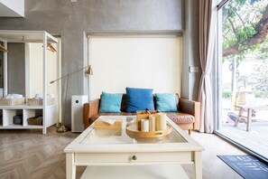 Decoración personalizada, muebles diferentes y escritorio 