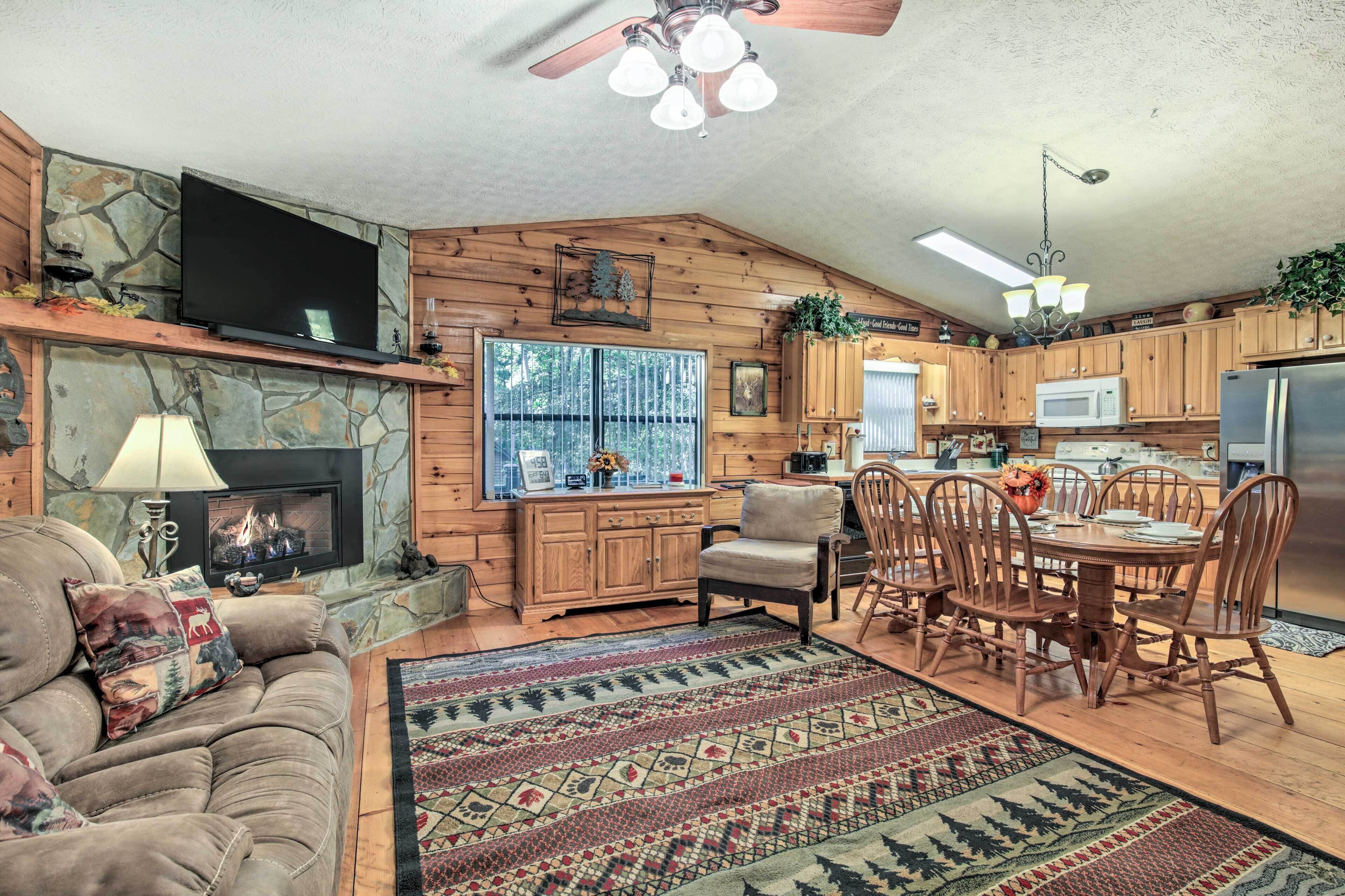 Inviting Blairsville Cabin Retreat w/ Hot Tub