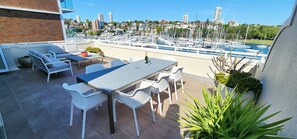 Outdoor dining - Absolute Waterfront with Oversized Private Terrace - 3 bedrooms (Elizabeth Bay)