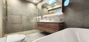 Baignoire, sĂšche-cheveux, serviettes fournies, savon
