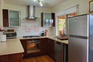 Fridge, microwave, oven, stovetop - Modern Home 5 mins to hot springs &  beaches (Rye)