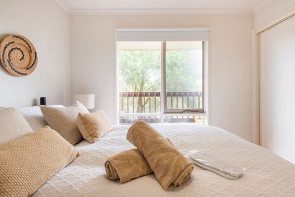 3 bedrooms, iron/ironing board, WiFi, bed sheets