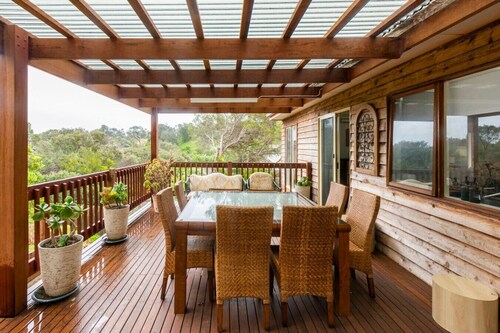 Modern Home 5 mins to hot springs &  beaches