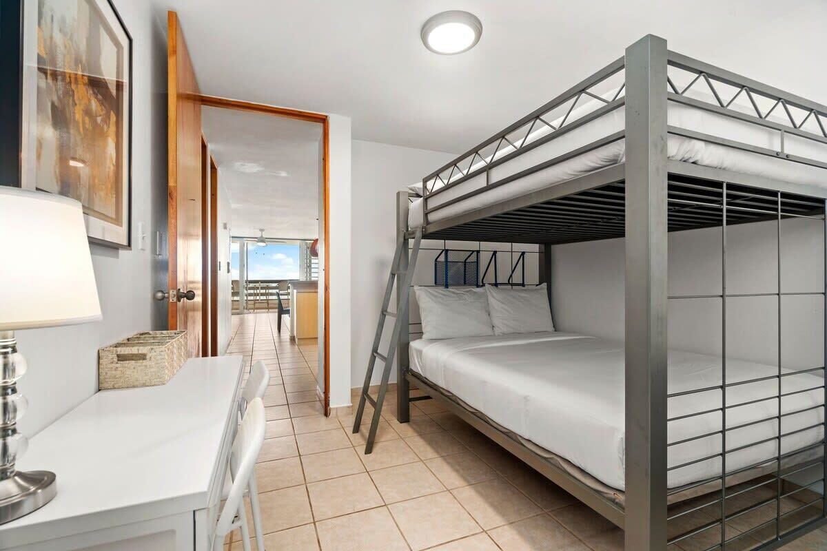 2 habitaciones, tabla de planchar con plancha, cuna de viaje y wifi 