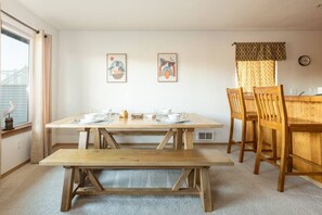 Dining - Cozy 2 bedroom condo steps away from the beach (Ocean Shores)