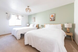 2 bedrooms, iron/ironing board, bed sheets - Cozy 2 bedroom condo steps away from the beach (Ocean Shores)