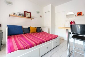 2 عدّة غرف نوم ومكتب ومكواة/لوح كي وسرير سفر