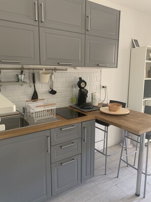 Réfrigérateur, micro-ondes, four, plaque de cuisson