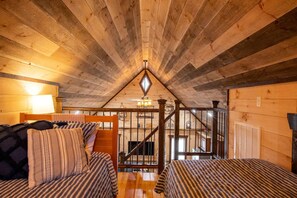 3 habitaciones y tabla de planchar con plancha