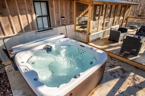 Terrace/patio - Hot Tub - 2BR + Loft Cabin - 2 mi to Cloudland (Rising Fawn)