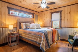 3 bedrooms, iron/ironing board, WiFi - Hot Tub - 2BR + Loft Cabin - 2 mi to Cloudland (Rising Fawn)