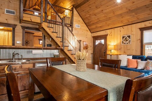 Hot Tub - 2BR + Loft Cabin - 2 mi to Cloudland