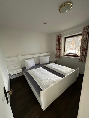 1 bedroom, bed sheets