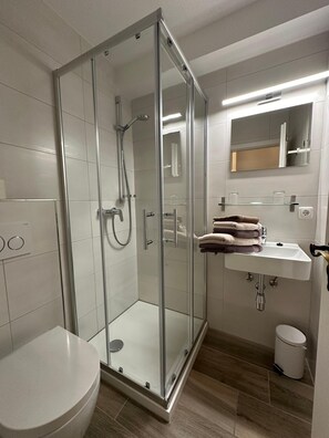 Shower, hair dryer, towels - Apartment 6 with balcony and stunning mountain views (Berchtesgaden)