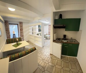 Køleskab, kogeplade, kaffe-/temaskine