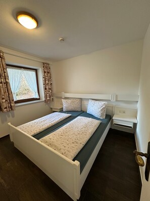 1 bedroom, bed sheets