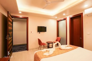 Deluxe Double Room | Down comforters, rollaway beds, free WiFi, bed sheets