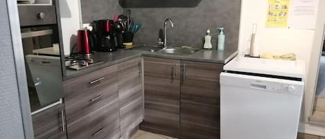 Réfrigérateur, four à micro-ondes, un four, surface de cuisson