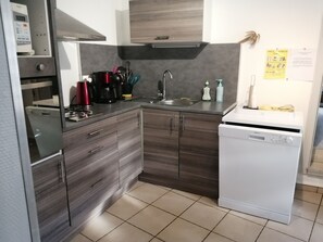 Réfrigérateur, micro-ondes, four, plaque de cuisson