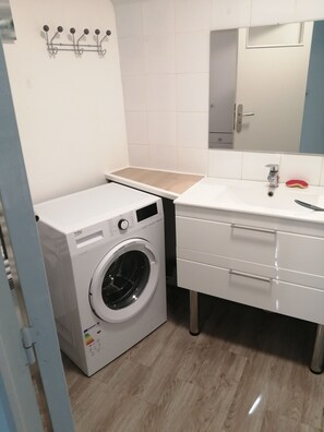 Dusche, umweltfreundliche Kosmetikartikel, Haartrockner