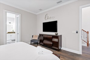 5 bedrooms, iron/ironing board, WiFi, bed sheets
