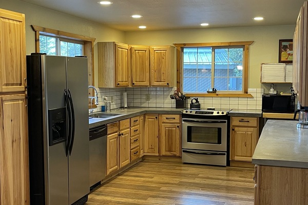 Jääkaappi, mikroaaltouuni, uuni, liesi