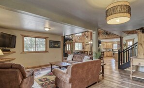 Een smart-tv, een open haard en een dvd-speler