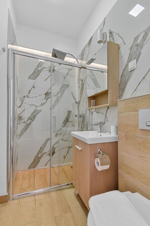 Comfort Room, City View | Bathroom | Shower, rainfall showerhead, free toiletries, hair dryer