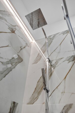 Habitación Confort, vista a la ciudad | Baño | Regadera, regadera tipo lluvia, amenidades de baño gratuitas 