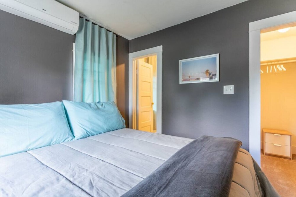 Walking distance to ULV & the Fairplex La Verne Vrbo