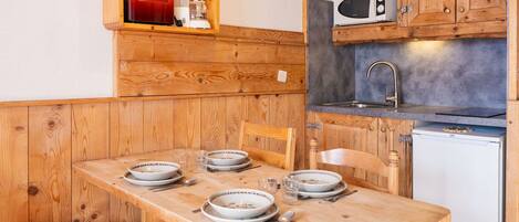 Frigorífico, microondas y cafetera o tetera