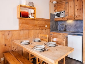 Kühlschrank, Mikrowelle, Wasserkocher mit Kaffee-/Teezubehör