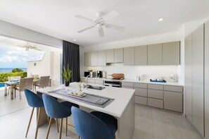 Réfrigérateur, four à micro-ondes, un four, surface de cuisson