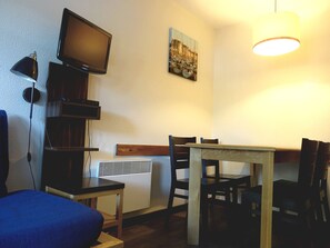 Dining - Studio with Terrace near Port du Crouesty, 5-min Walk to Beach, Sleeps 4 (Arzon)