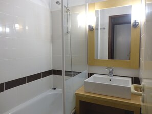 Bathroom - Studio with Terrace near Port du Crouesty, 5-min Walk to Beach, Sleeps 4 (Arzon)