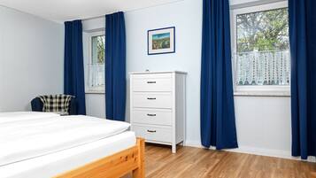 2 bedrooms, travel crib, free WiFi